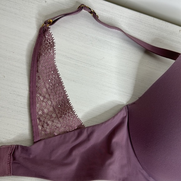 Victoria’s Secret Incredible Bra | size 34DD | lace detail - Picture 2 of 5